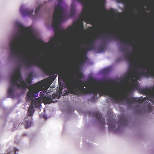 Macro shot of a purple crystal gemstone - fotografierende on Unsplash