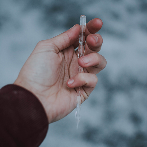 Photo of a hand holding a small icicle - fotografierende on Unsplash